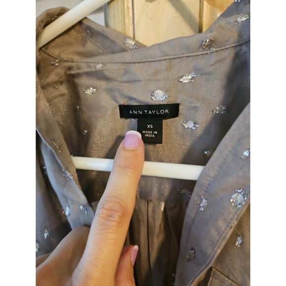 Ann Taylor Grey Henley Blouse With Silver Metallic Raised Polka Dots Sz XS - Picture 2 of 7